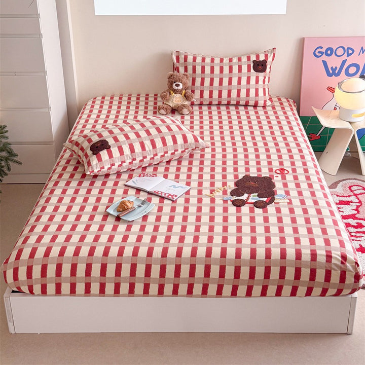 Checked cotton bedding set with embroidered bear appliqué and fitted sheet