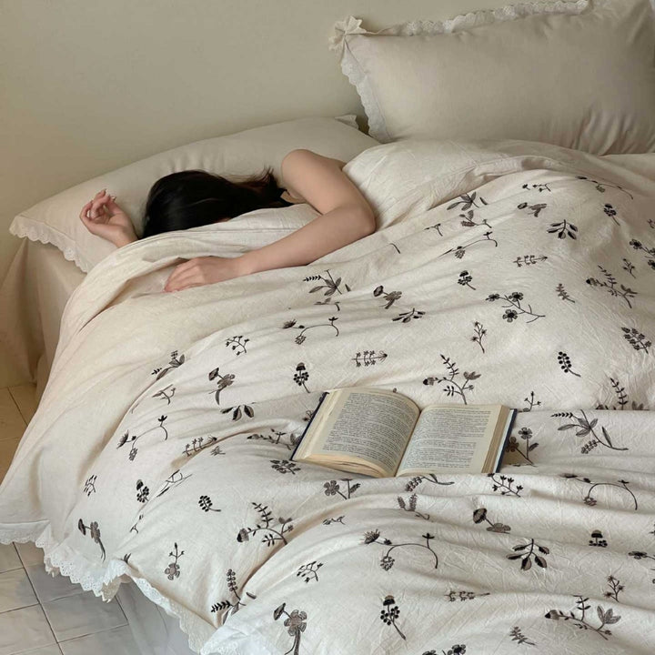 Cotton-linen bedding set with lace edge and subtle floral print