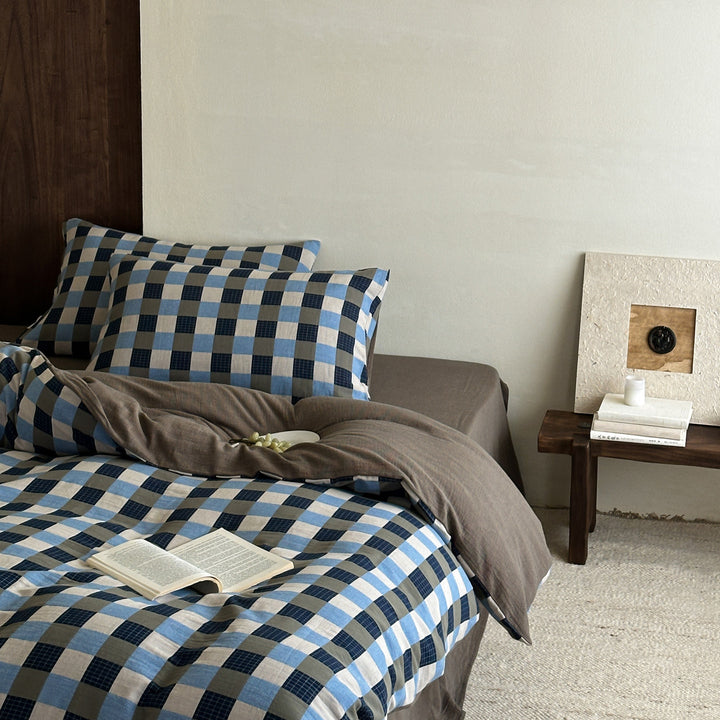 Checked cotton satin bedding set with textured check pattern and quilted bedspread