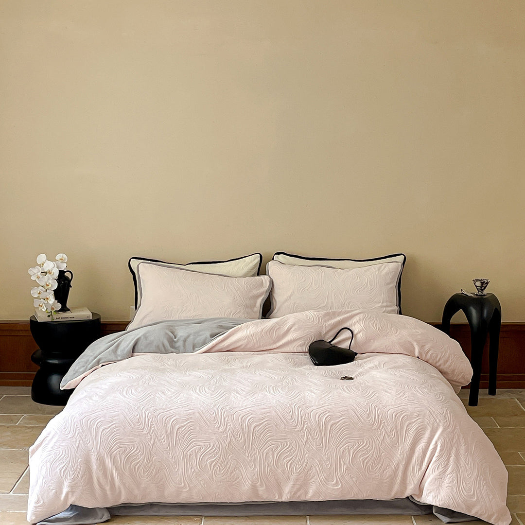 Reversible bedding set made of fine cotton satin with subtle relief pattern and contrast piping