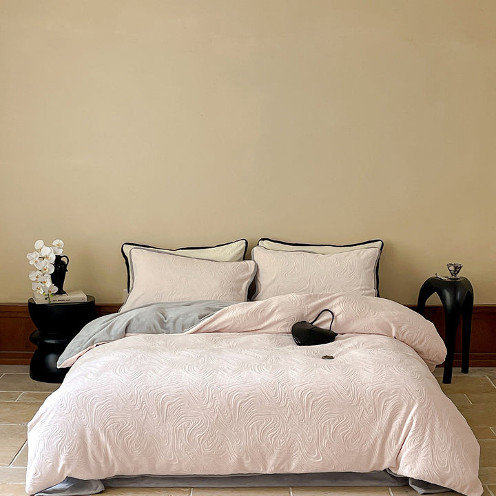 Reversible bedding set made of fine cotton satin with subtle relief pattern and contrast piping