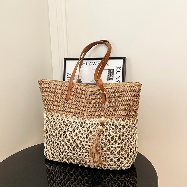 Elegant and Spacious Rattan Bag Kalsten