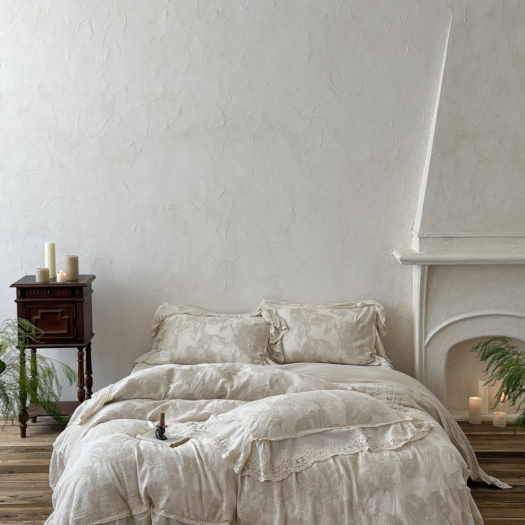 Lightly quilted cotton bedding set in country house style with lace ruffle and large floral motif
