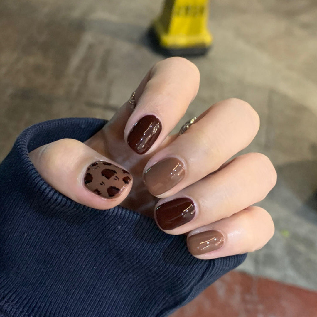 Exclusive nail art with animal pattern and shine Kalsten