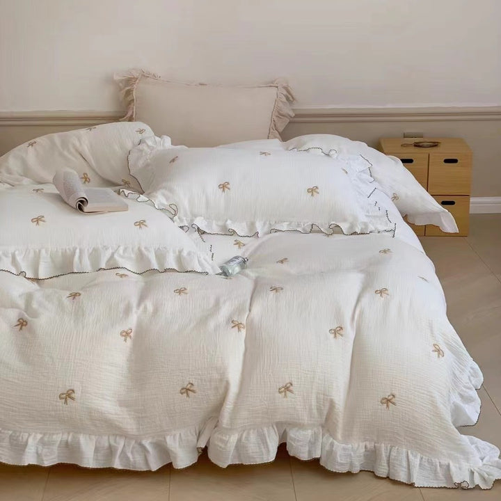 Bedding set made of cotton muslin with embroidered bows and ruffles