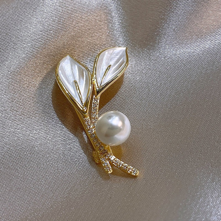 Elegant brooch with pearl and rhinestone details Kalsten
