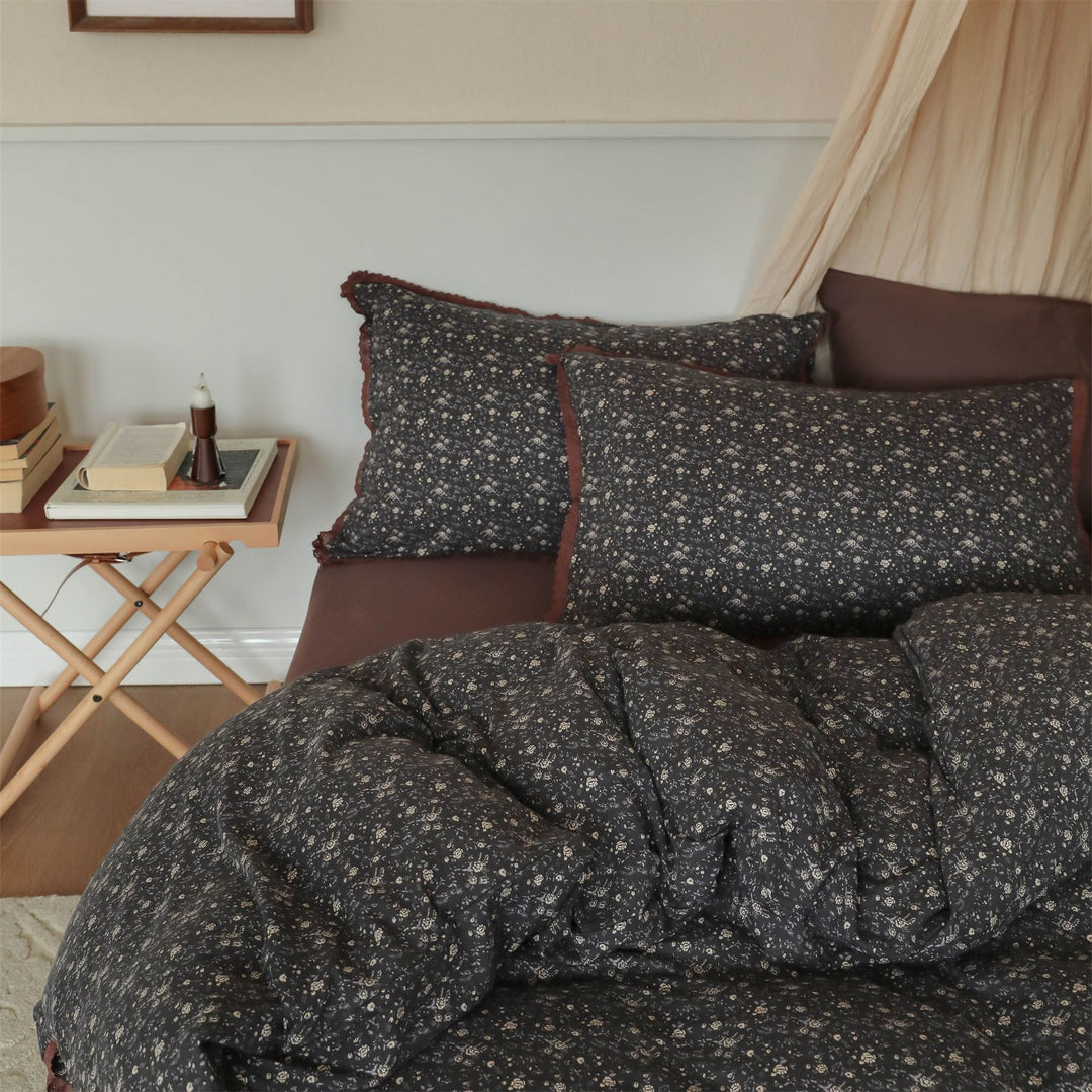 Cotton bedding set with vintage floral pattern and crocheted edge