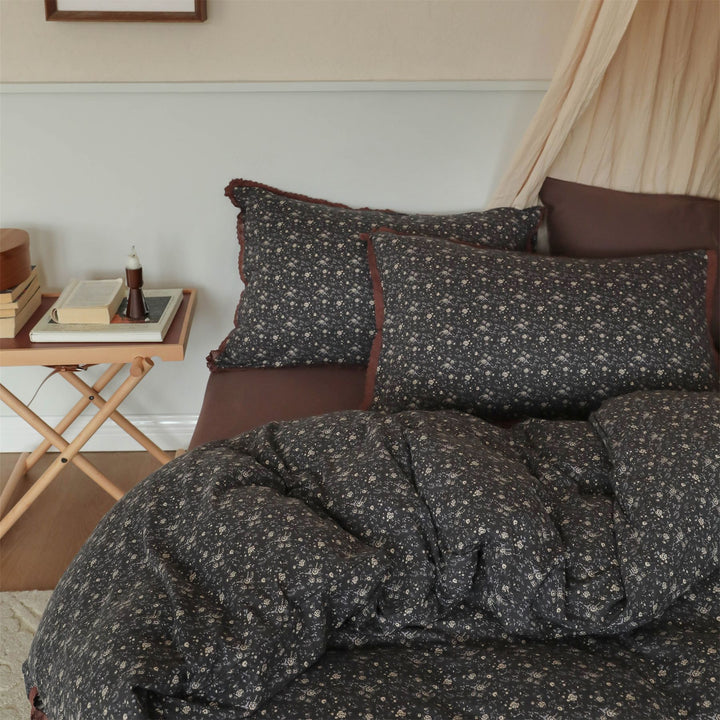 Cotton bedding set with vintage floral pattern and crocheted edge