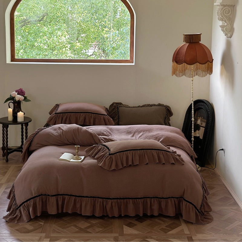 Vintage-style duvet cover set made of soft linen-look cotton with ruffles and contrasting piping