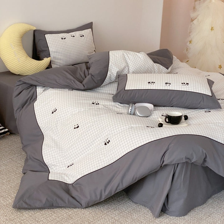 Children's bedding set made of breathable cotton blend with checked pattern and embroidered bear