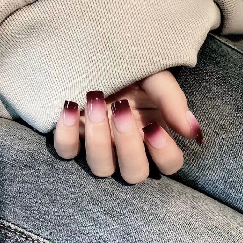 Stylish art nails with floral accents Kalsten