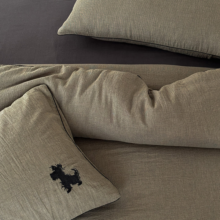 Bed cover set linen look with embroidered dog motif and concealed zipper