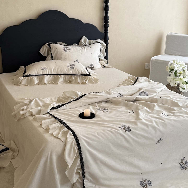 Bedding set linen look with rose embroidery, ruffle and contrasting lace trim