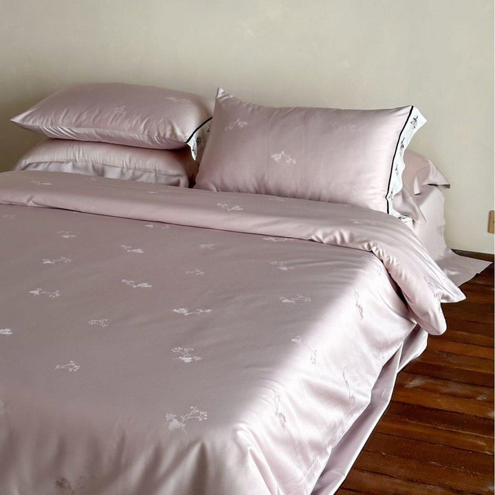 Luxurious cotton satin bedding set with embroidered hem and fine piping