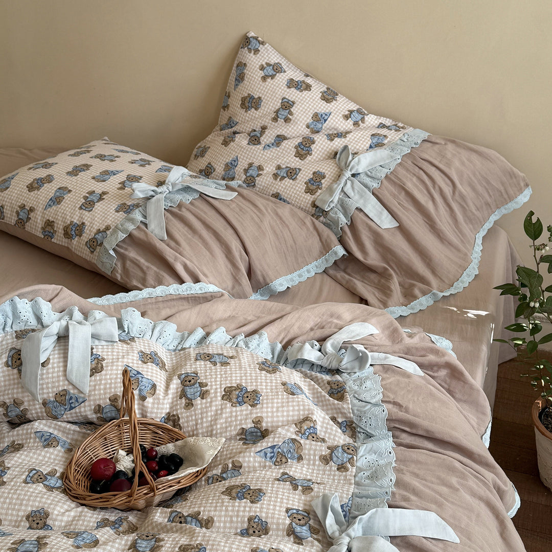 Quilted bedding set with teddy pattern, ruffle trim, and decorative bows