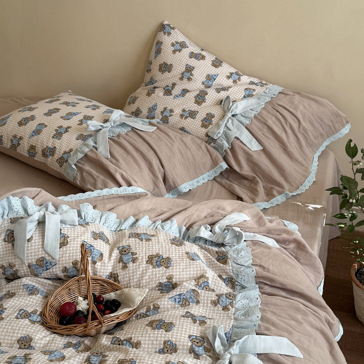 Quilted bedding set with teddy pattern, ruffle trim, and decorative bows