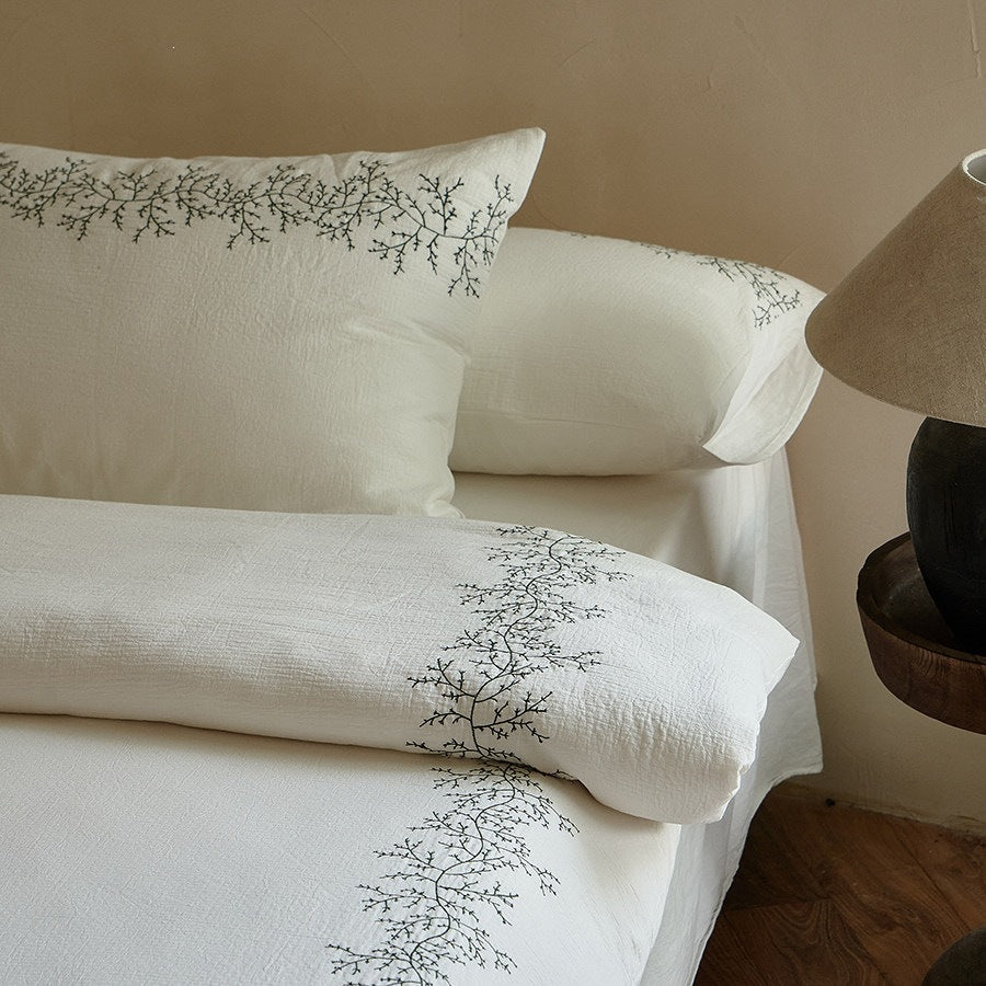 Bedding set made of lightweight cotton muslin with delicate branch embroidery