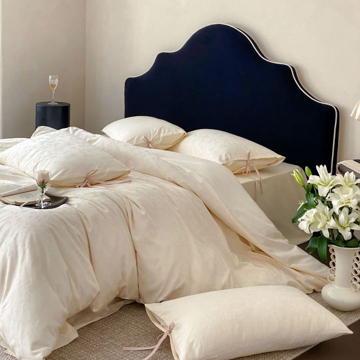 Jacquard bedding set with bow closure and fine floral texture