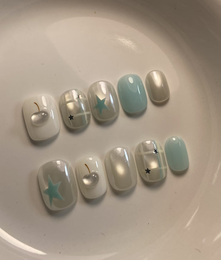 Artistic Themed Press-On Nail Set