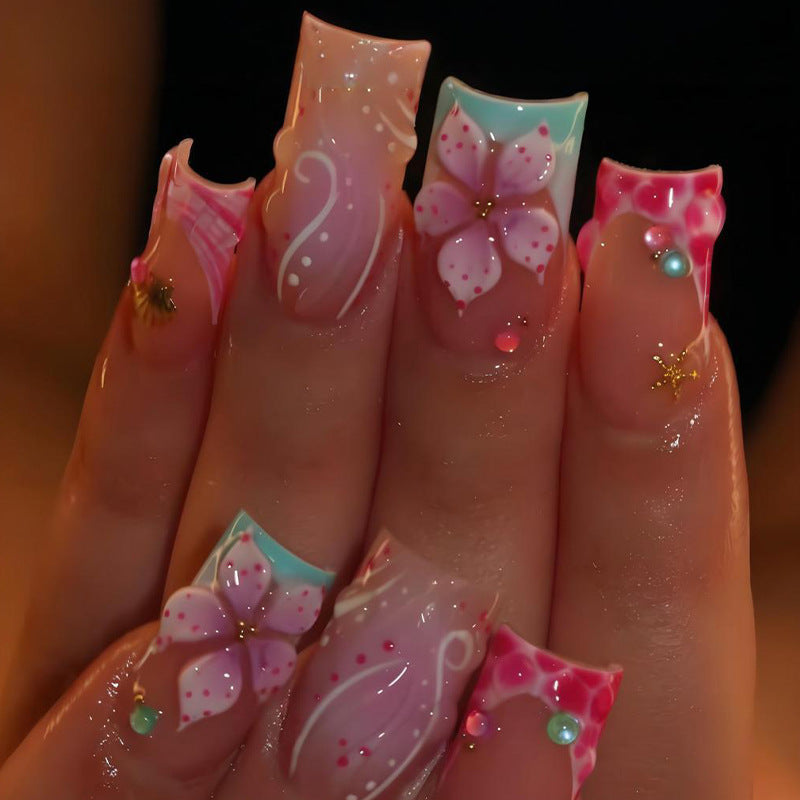 Nail set with floral accents and elegant details Kalsten