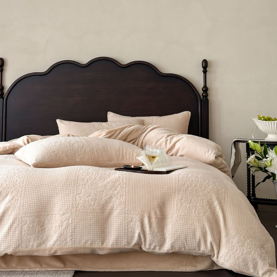 Bedspread and cushion set made of fine cotton percale with embossed floral relief