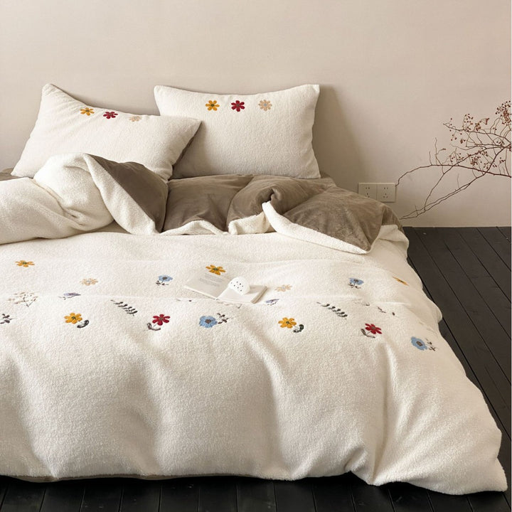 Reversible cozy bedding set made of Sherpa fleece with embroidered flower appliqués