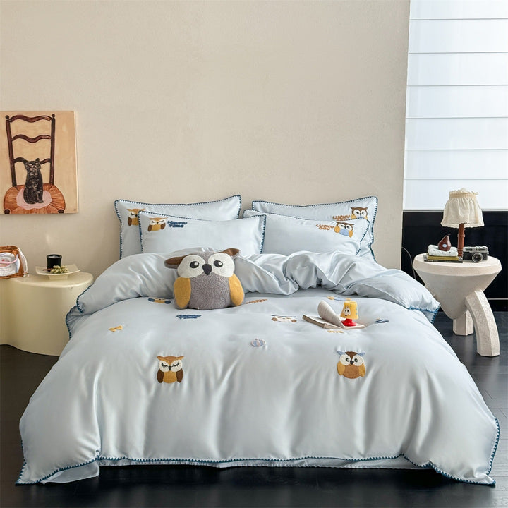 Children's bedding set made of cotton satin with embroidered animal appliqués and delicate piping