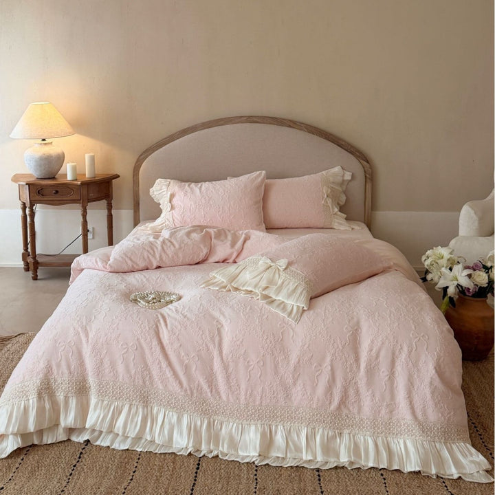 Bedding set with quilted jacquard structure and pleated ruffle