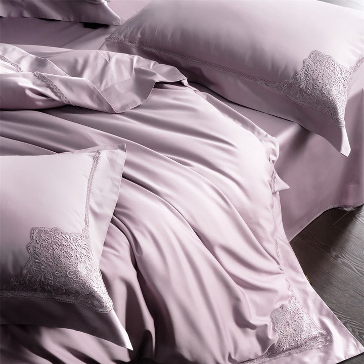 Duvet cover set made of fine cotton satin with subtle corner embroideries