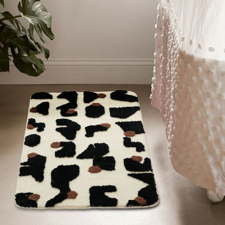 Bath mat with raised tuft-relief and non-slip underside