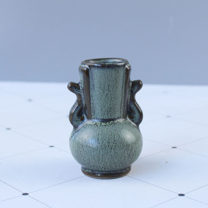 Elegant ceramic vase with artistic design Kalsten
