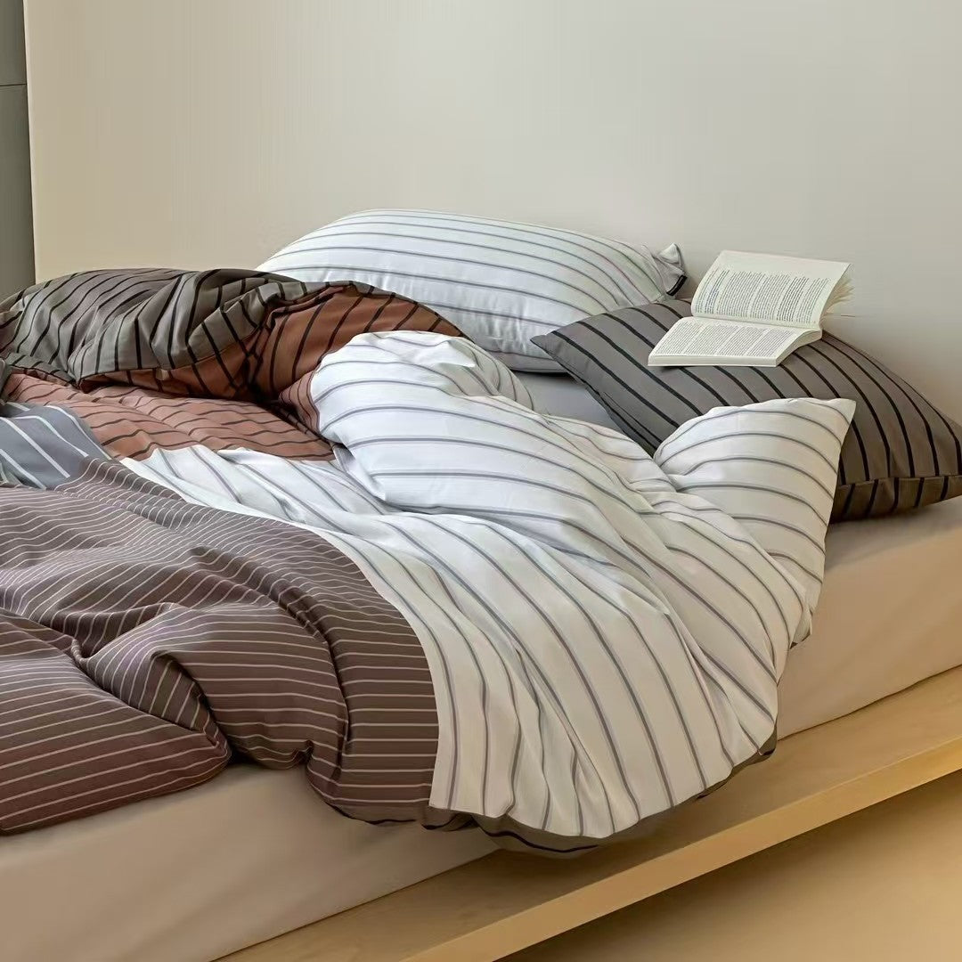 Stripe-pattern bedding set in a modern stripe mix made of breathable percale