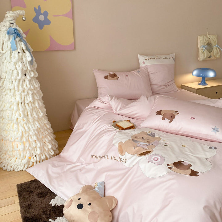 Children's bedding set with appliqué bear motifs and decorative pillow