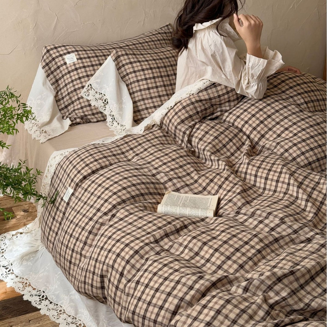 Checkered bedding set made of soft cotton with lace trim
