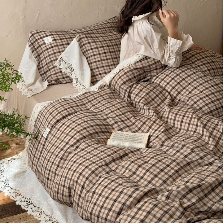 Checkered bedding set made of soft cotton with lace trim