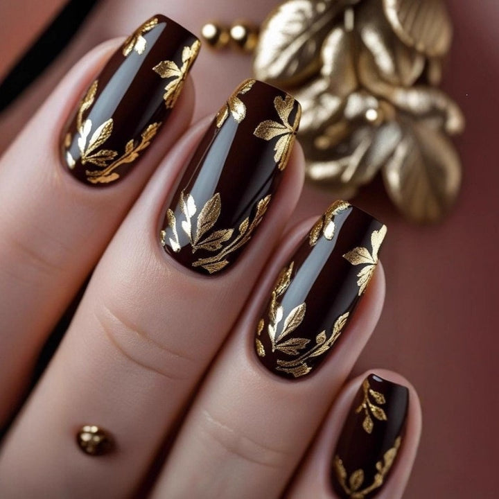 Elegant Artificial Nails with Detailed Gold Decorations Kalsten