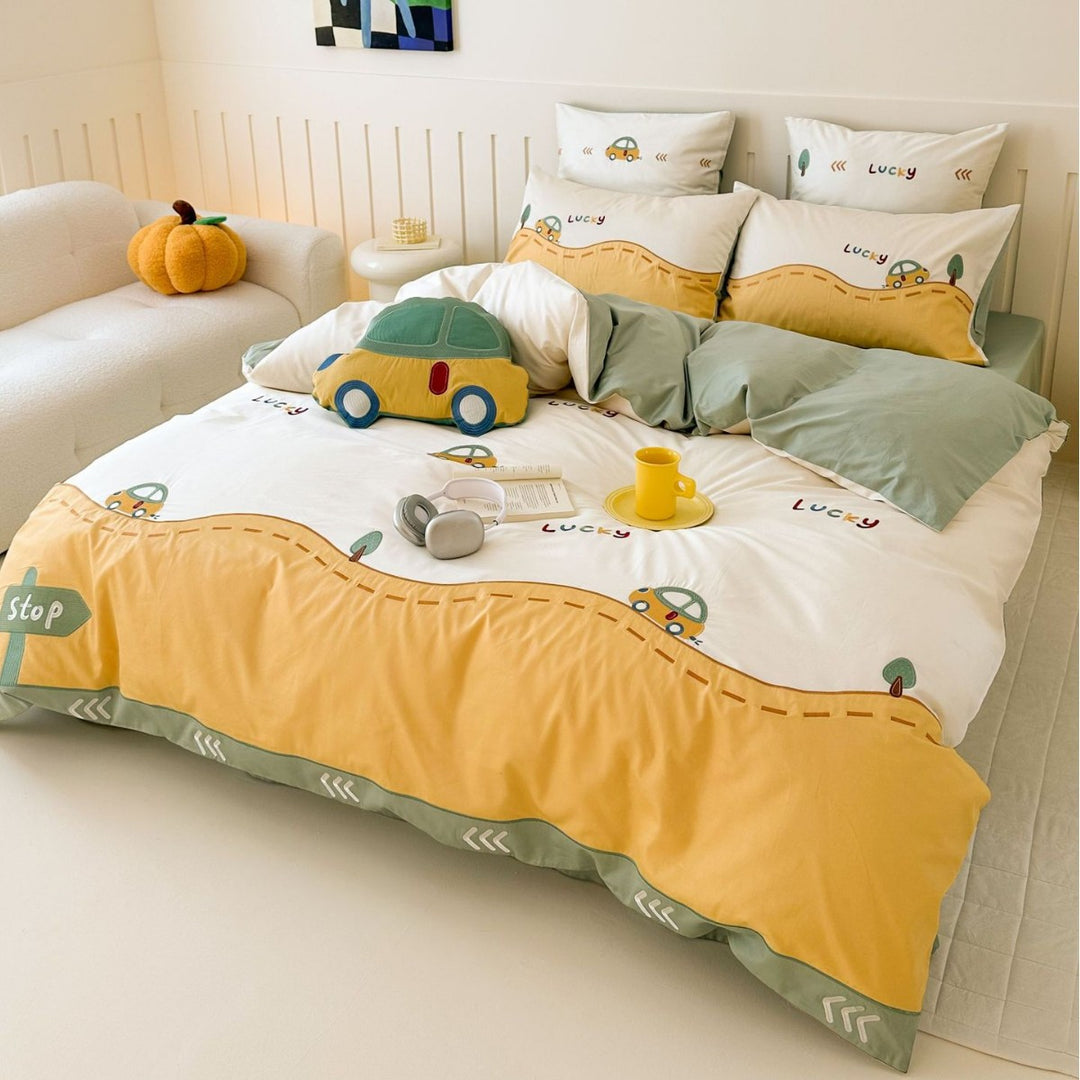 Children's bedding set with astronaut and star print, reversible function