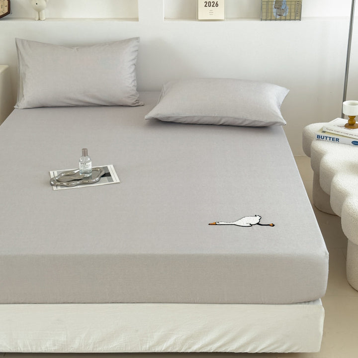 Jersey-fitted sheet with embroidered goose motif and extra-deep hem