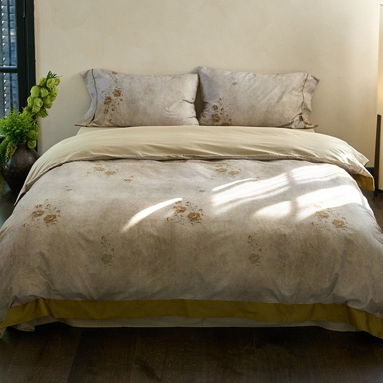 Reversible cotton percale bed linen set with blurred vintage floral print and contrasted hem