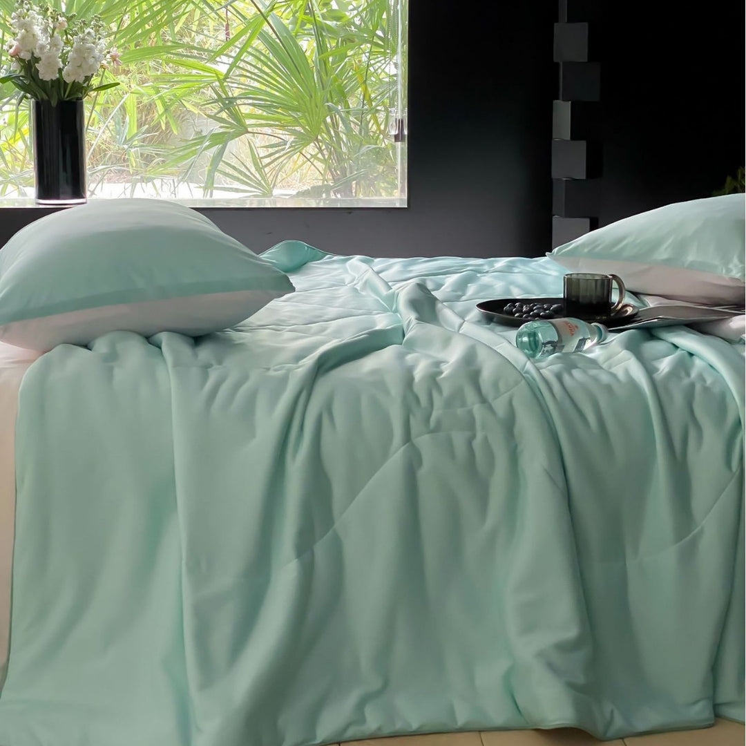 Light quilted blanket made of microfiber satin, breathable and hypoallergenic