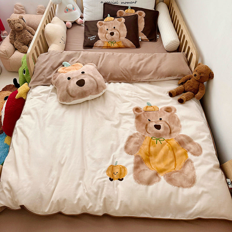 Children's bedding set with plush application and bear motif