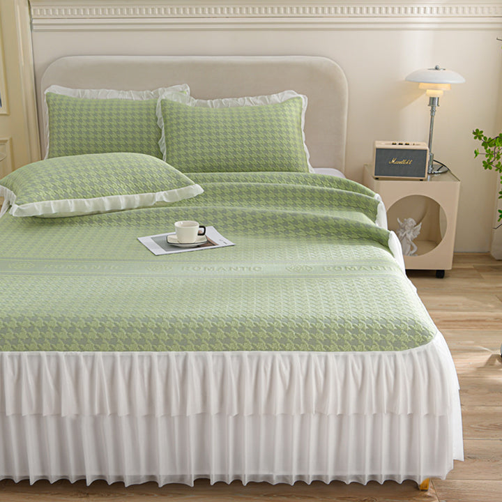 Ladies elegant bedspread set with decorative ruffled hem Kalsten