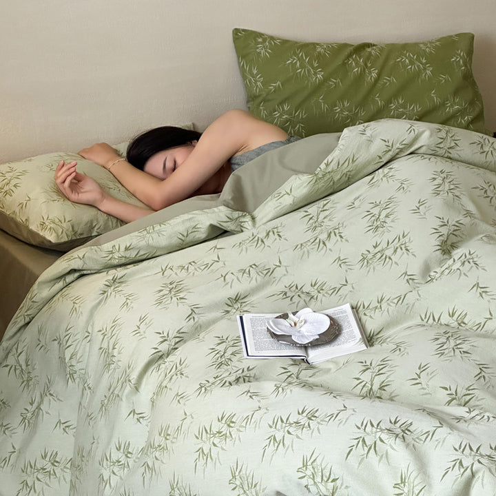 Reversible bedding set made of cotton satin with a fine bamboo leaf print