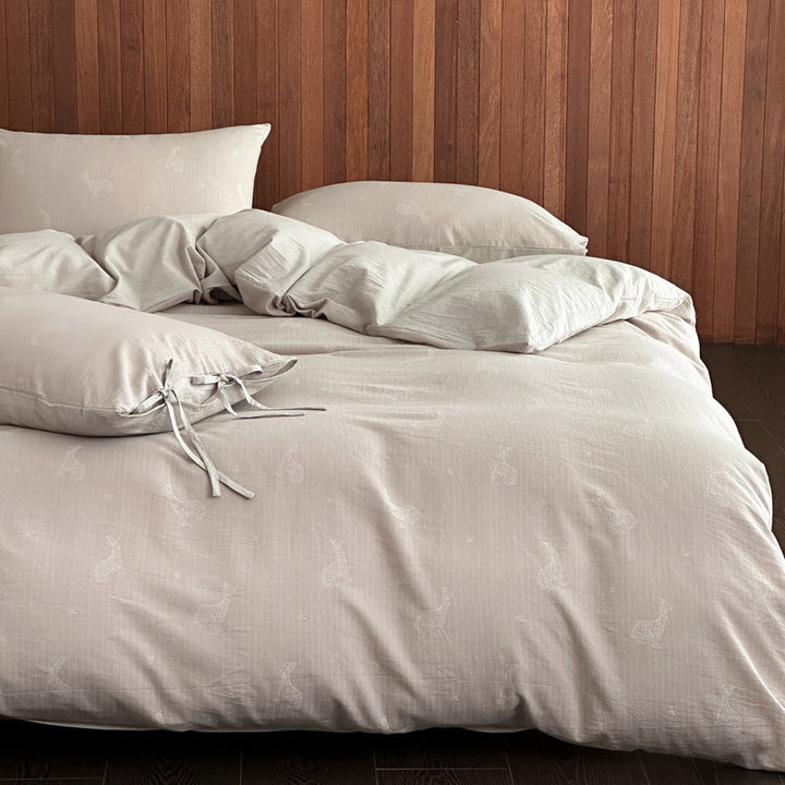 Duvet cover set made of lightweight linen-cotton blend with delicate cat embroidery and ties
