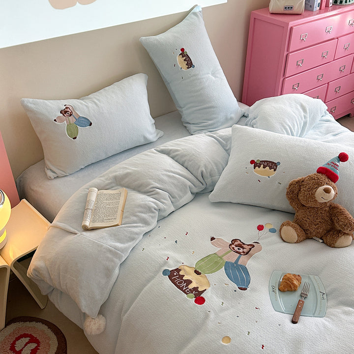 Cozy children's bedding set with embroidered teddy bear motif