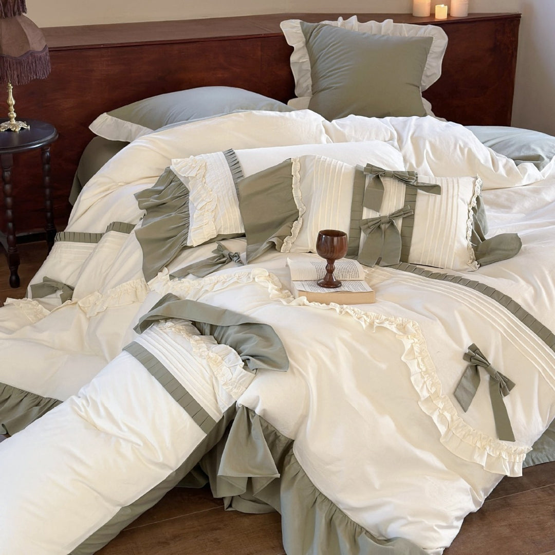Bedding set in cottage chic with gathered hem and bow application