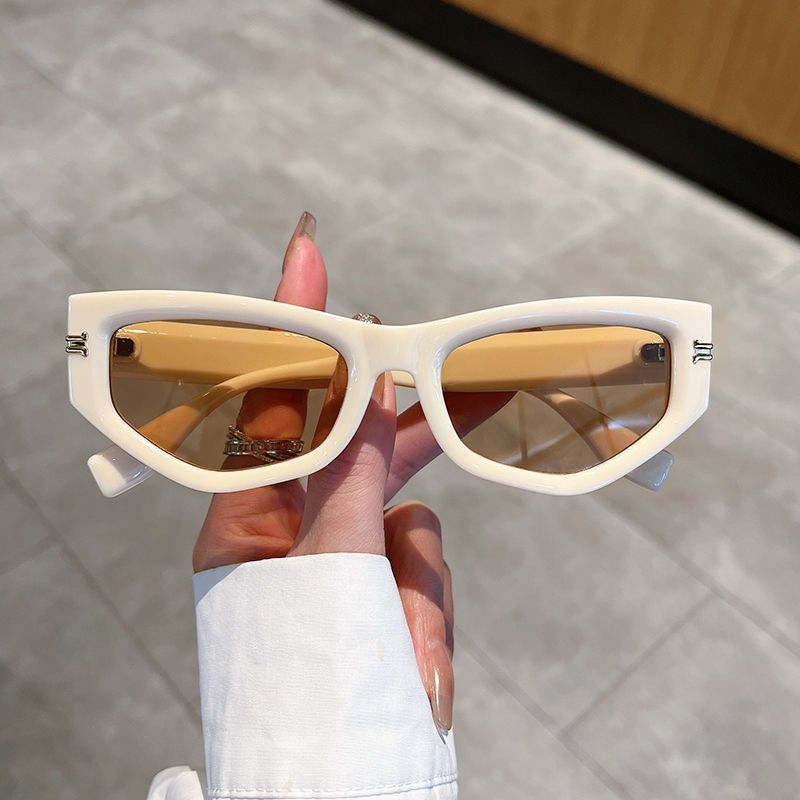 Ladies geometric sunglasses with curved frame and protective UV filter Kalsten