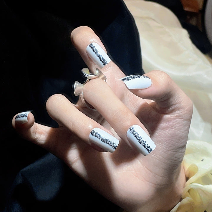 Artistic Premium Press-On Nail Tips with Elegant Design