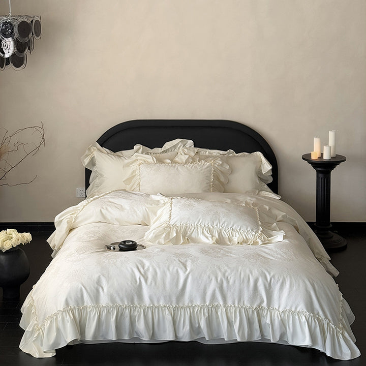 Jacquard-Satin bedding set with ruffled edge and decorative ruffle cushions