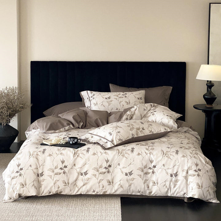 Duvet cover set with fine leaf jacquard, button closure and hotel seam
